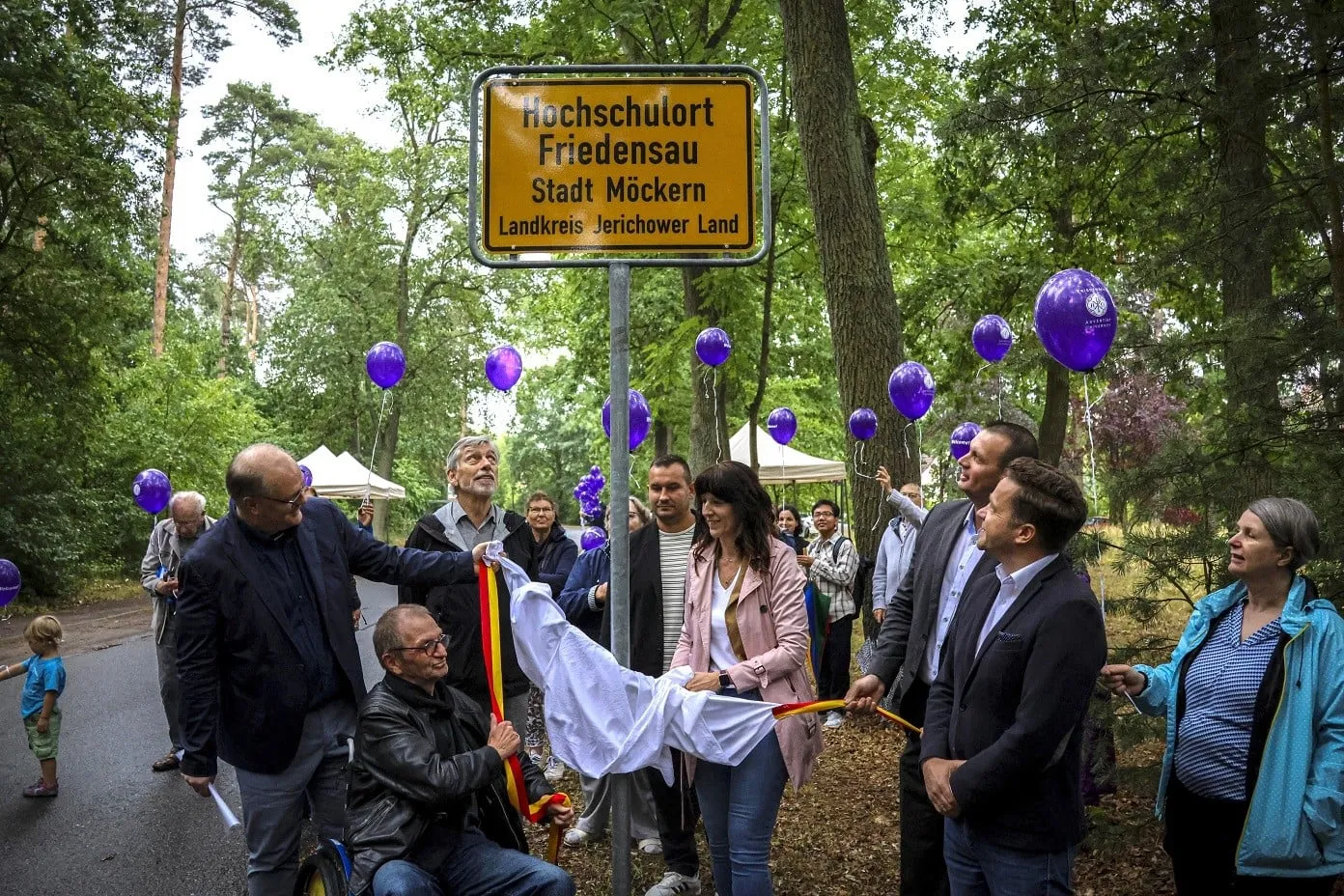 Das neue Ortsschild von Friedensau wird enthüllt. (Foto: ©ThH Friedensau | Adrien Mugisha)