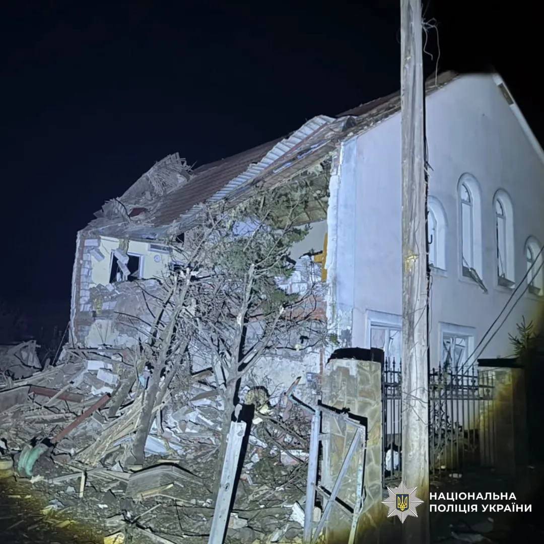 Нічне фото зруйнованої будівлі: обвалений дах, стіни в уламках, навколо завали сміття