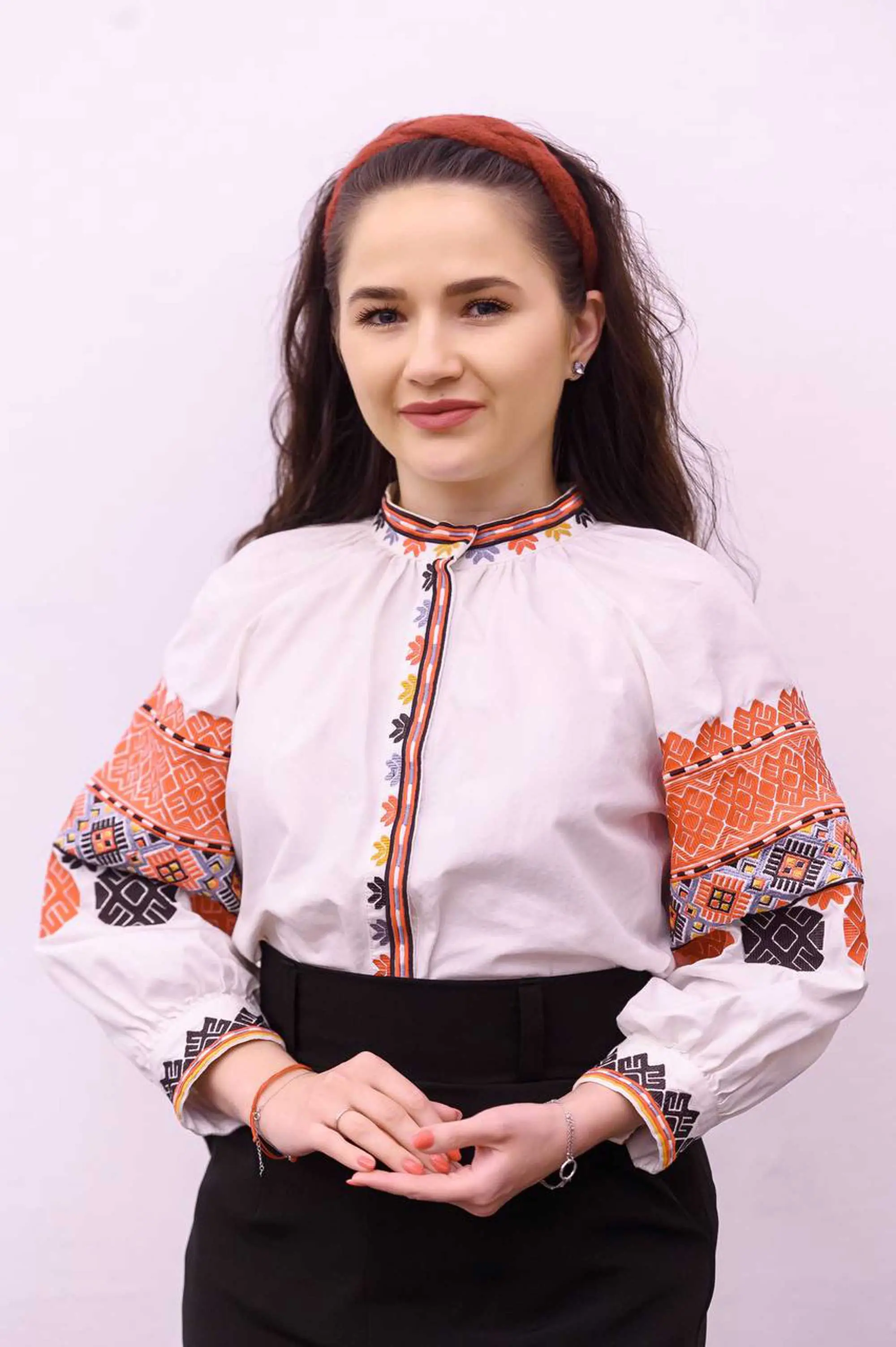 Портрет дівчини у вишитій блузі з візерунком на рукавах